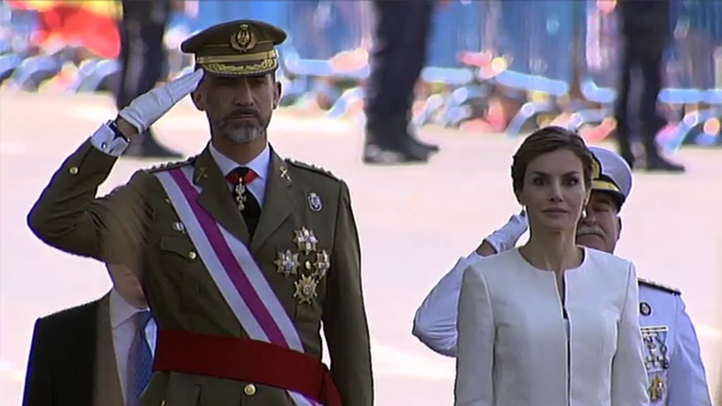Felipe y Letizia, gestos y miradas cómplices en el día de las fuerzas armadas