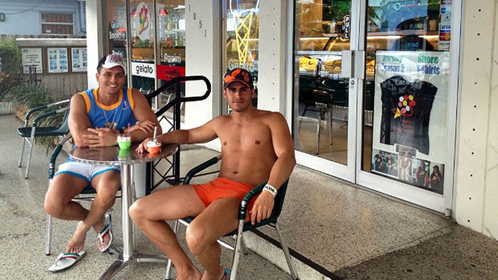 Dos solteros en América