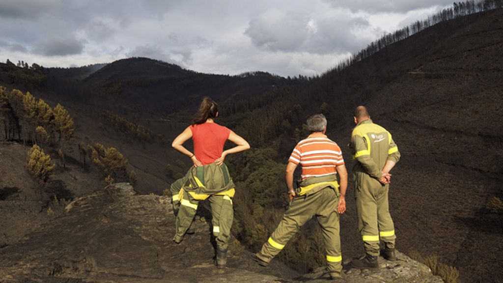 Los bomberos forestales inician una huelga indefinida en plena campaña de incendios