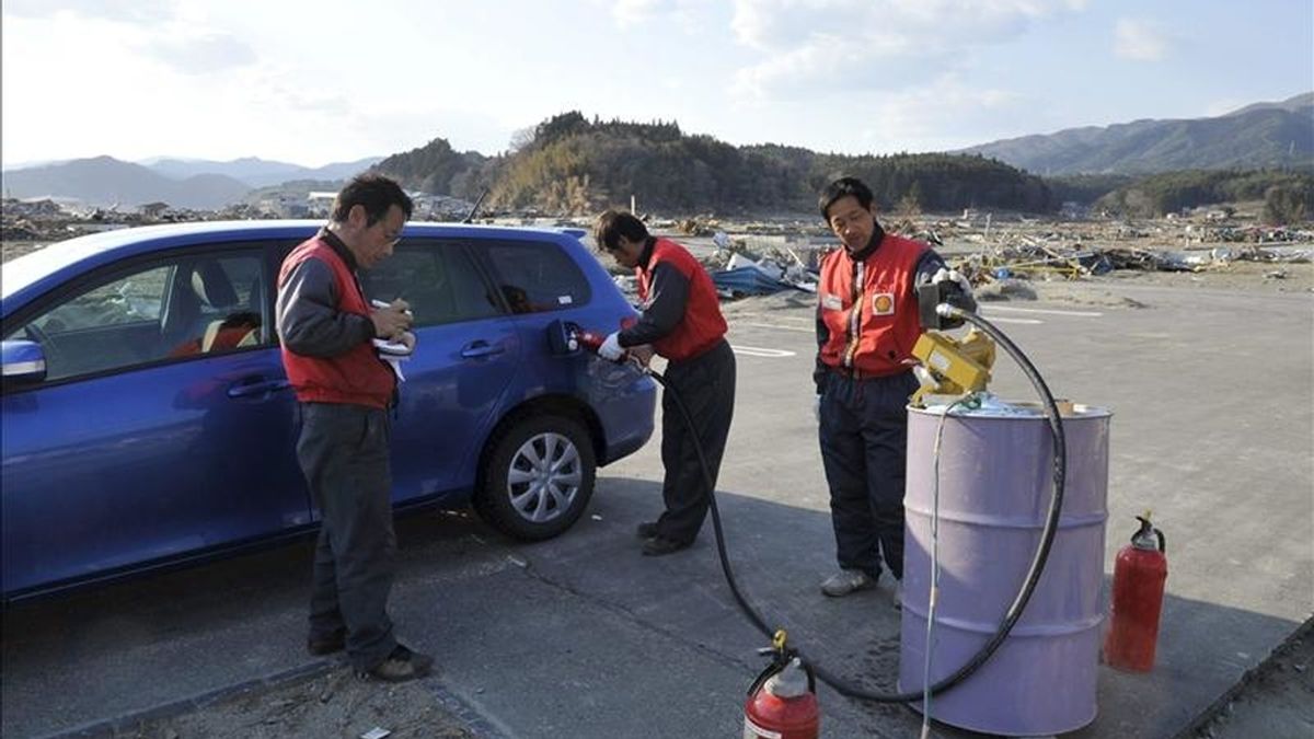 Un hombre reposta combustible en una improvisada gasolinera en la devastada ciudad de Rikuzentakata, prefectura de Iwate, al norte de Japón. EFE
