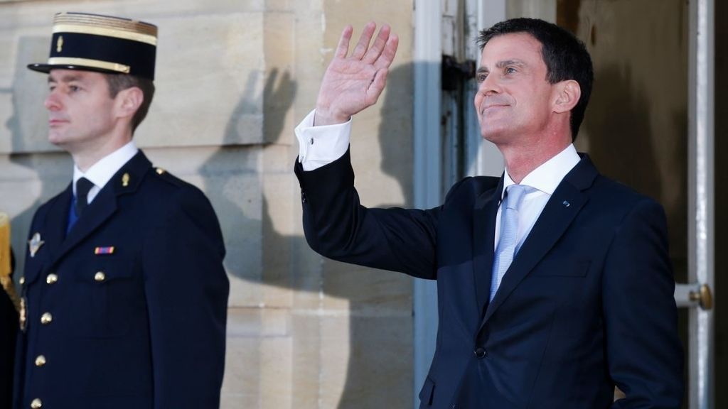 Valls pone la vista en el Elíseo y será sustituído por Bernard Cazeneuve