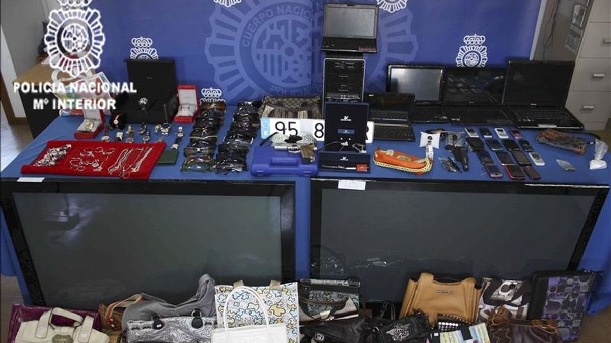 Fotografía facilitada por La Policía Nacional que ha detenido en Madrid a seis personas acusadas de integrar un grupo organizado que ha blanqueado más de 3,5 millones de euros procedentes de la venta de droga en los últimos años. EFE