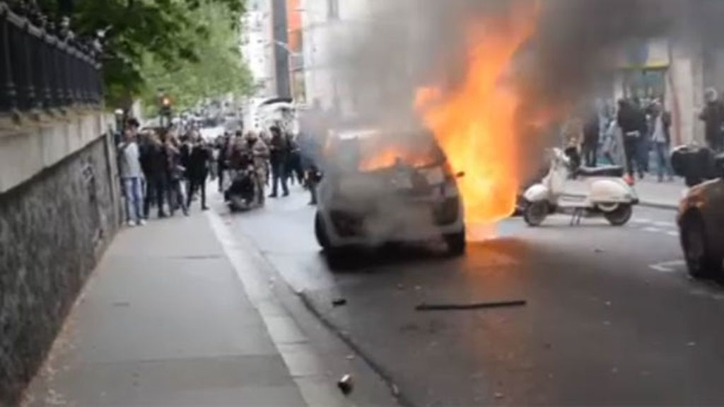 Así fue la espectacular agresión a un coche de Policía en París