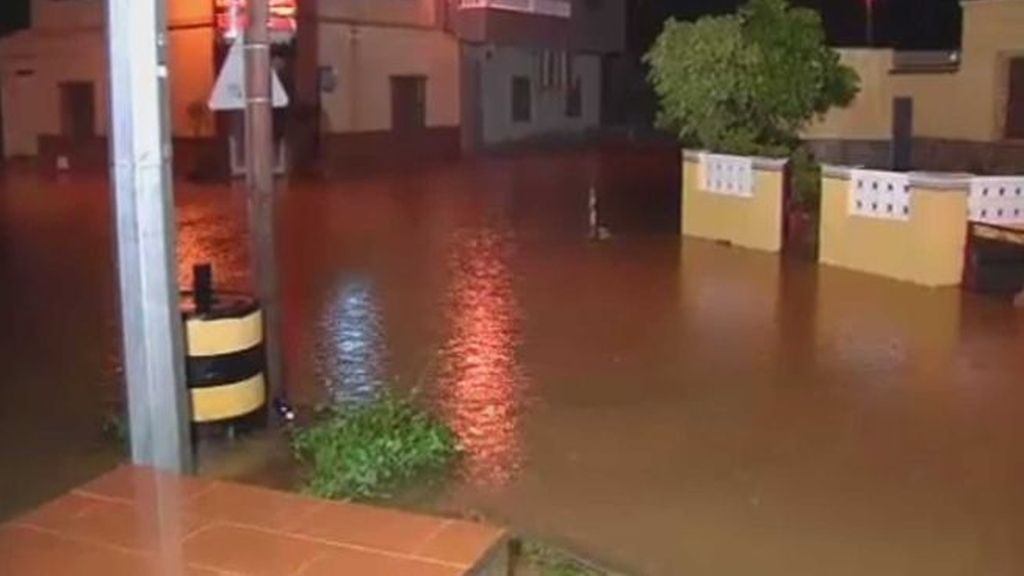 Los vecinos de Orihuela, en alerta naranja por lluvias, pasan la noche en vela