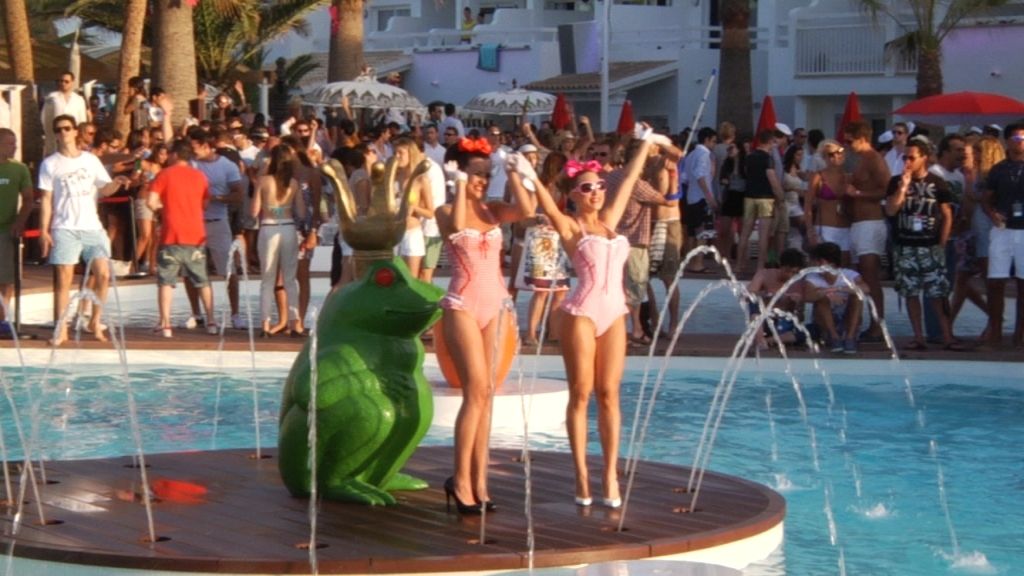 Adela descubre los secretos de la noche española