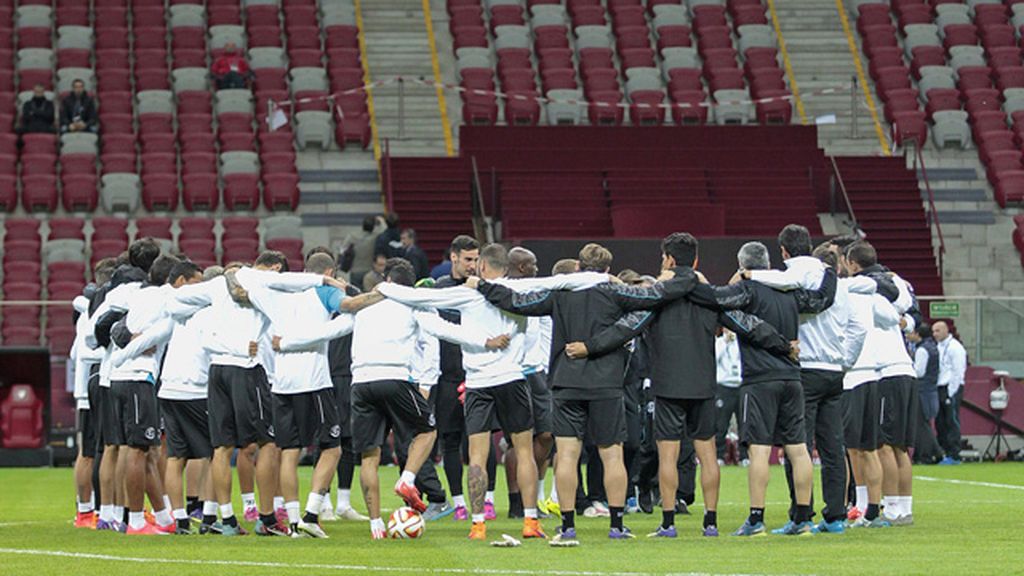 El Sevilla hace piña en el entrenamiento previo a la final de la Europa League
