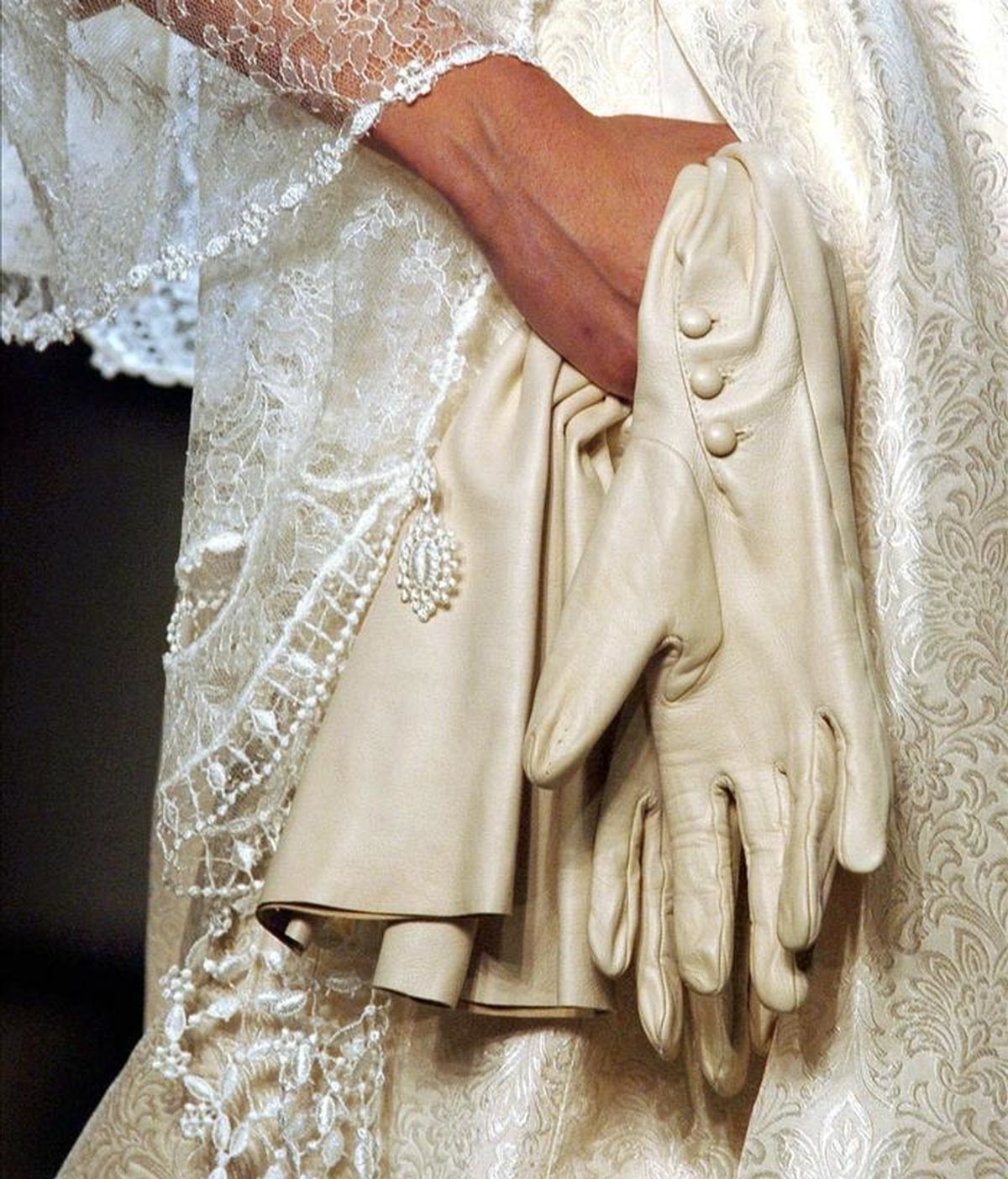 Detalle de los guantes y el velo de un vestido de novia de los diseñadores sevillanos Victorio&Lucchino, en un desfile. EFE/Archivo