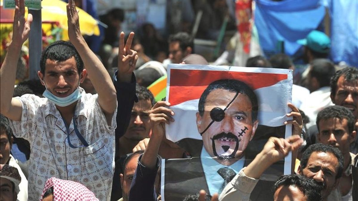 Opositores yemeníes se manifiestan contra el régimen del presidente Ali Abdalá Saleh, (en la imagen de la foto), en Saná, Yemen. EFE