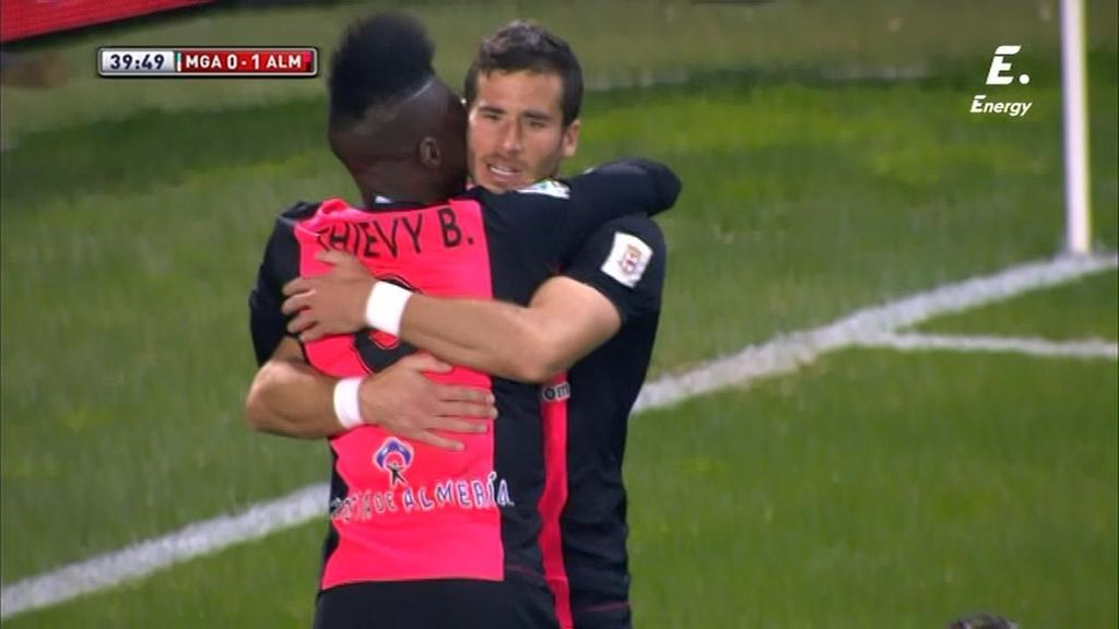 La defensa del Málaga se duerme y Hemed fusila en el área pequeña a Kameni