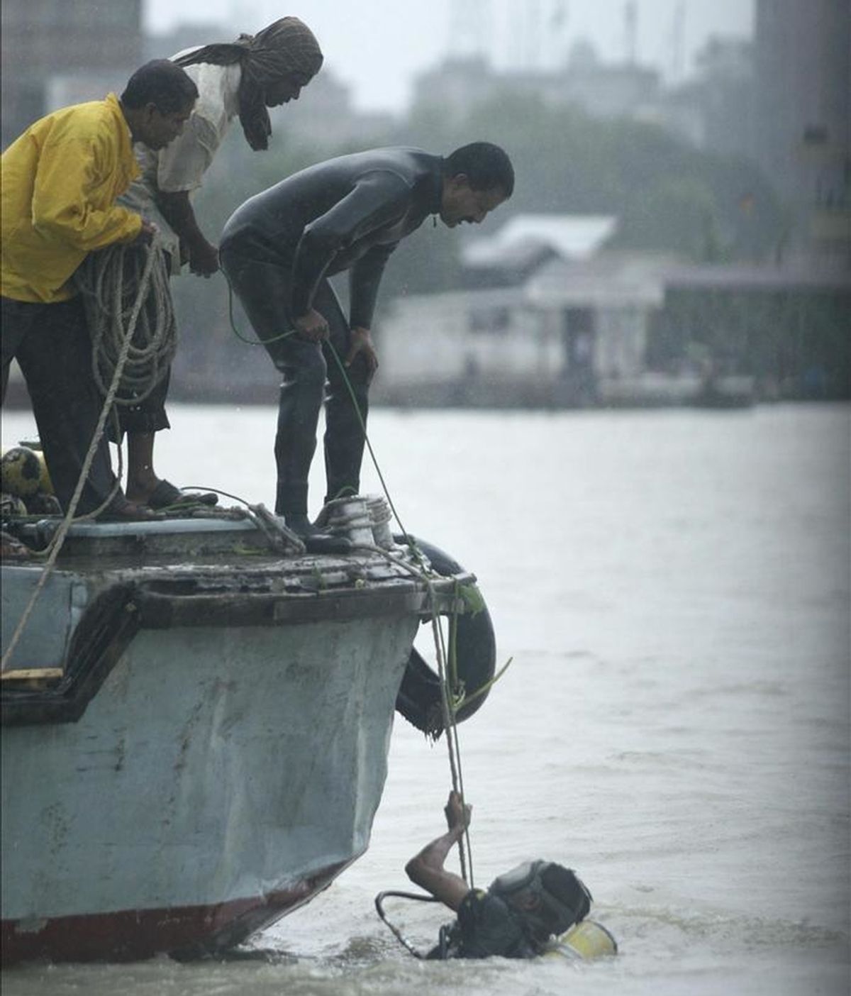 Jóvenes bangladesíes participan en una operación de rescate tras el naufragio de un barco en el río Shitalakkhya, en Narayangonj, en el centro de Bangladesh. EFE/Archivo