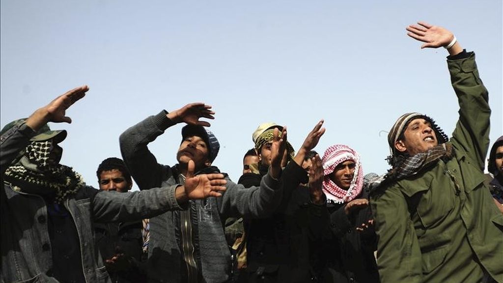 Rebeldes libios mantienen sus posiciones en un punto de la carretera que comunica Brega y Ajdabiya, en la frontera de Brega (Libia), hoy, miércoles 6 de abril de 2011. EFE