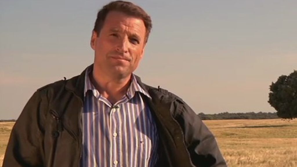 César es un luchador. Cree en el amor y aunque ha tenido desengaños, sabe que algún día encontrará a la mujer de su vida