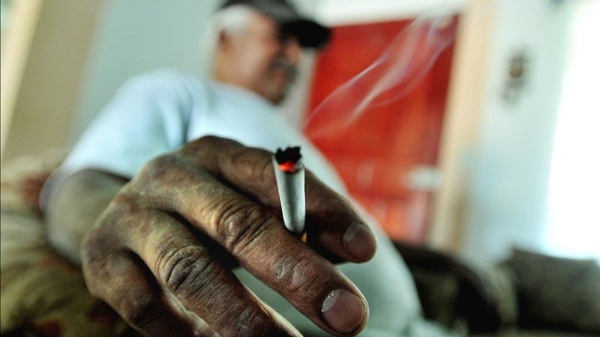 Un hombre fuma este 21 de febrero en el interior de su casa en Tegucigalpa (Honduras). A partir de hoy los hondureños tienen prohibido fumar en lugares cerrados, incluidos discotecas y bares, y hasta en algunos espacios públicos, con la entrada en vigor de la Ley de Control del Tabaco. EFE Un hombre fuma este 21 de febrero en el interior de su casa en Tegucigalpa (Honduras). A partir de hoy los hondureños tienen prohibido fumar en lugares cerrados, incluidos discotecas y bares, y hasta en algunos espacios públicos, con la entrada en vigor de la Ley de Control del Tabaco. EFE
