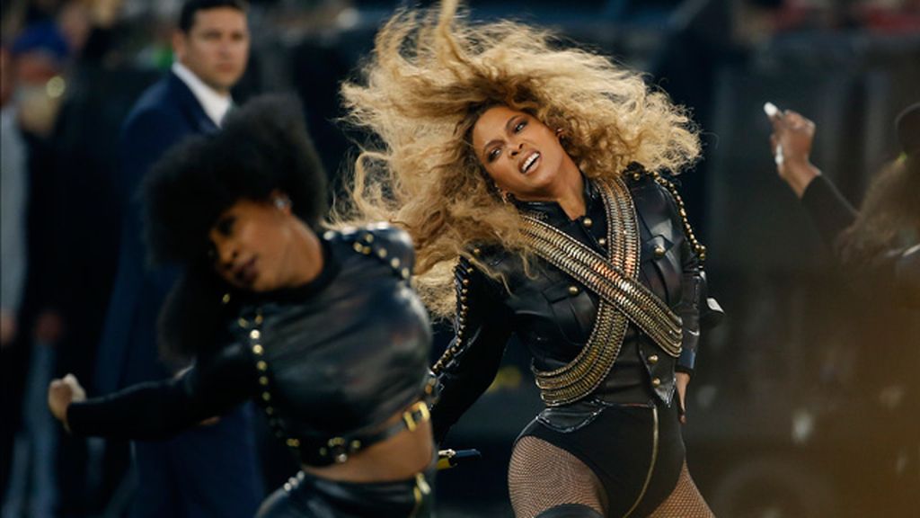 Beyoncé, a punto de caer al suelo durante su actuación en la Super Bowl