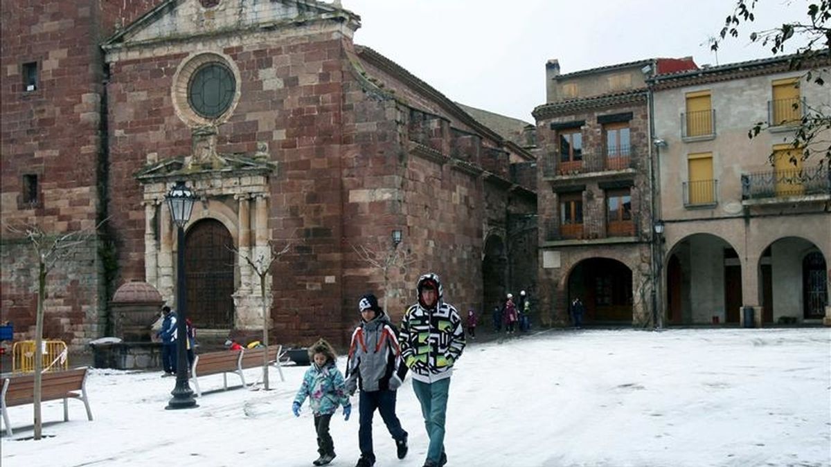 Imagen de la plaza de Prades, en Tarragona, tras la suave nevada de hoy, causada por las bajas temperaturas que han afectado a la zona. EFE