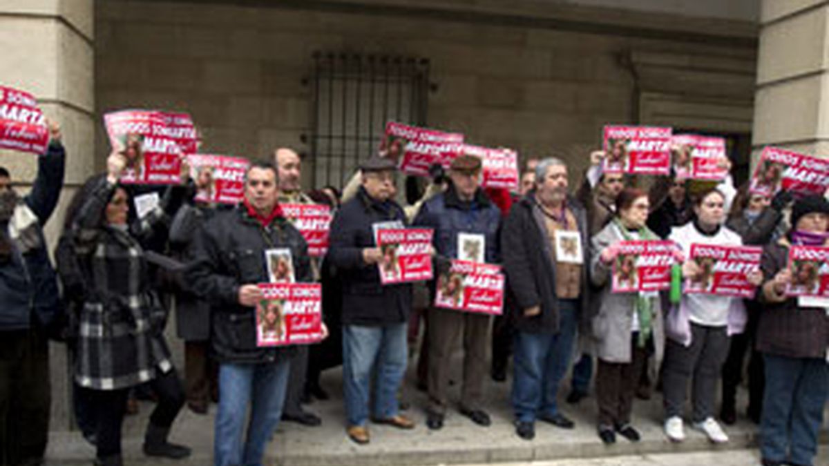 Amigos y familiares de Marta del Castillo a las puertas del juzgado. Foto: EFE