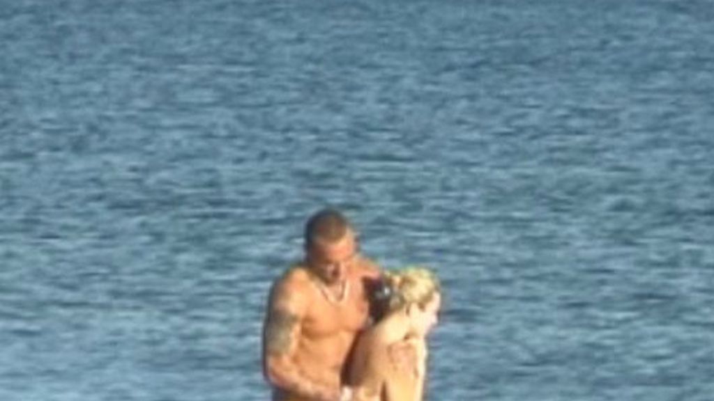 Dinio y su novia, sin ropa en la playa