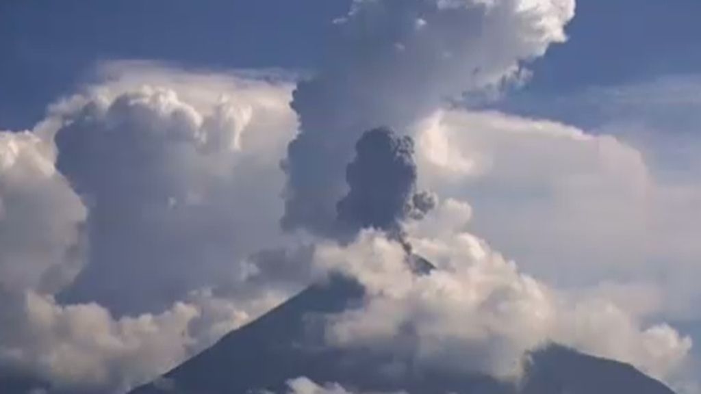 Impresionante erupción del volcán mexicano Colima