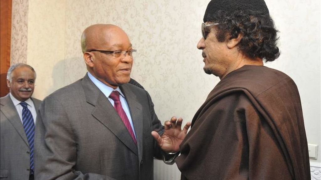 Fotografía facilitada por el Gobierno de Sudáfrica, hoy, martes 31 de mayo de 2011, que muestra al presidente sudafricano, Jacob Zuma (i), y al líder libio, Muamar El Gadafi, durante la reunión que celebraron en Trípoli (Libia), ayer, 30 de mayo de 201. EFE Fotografía facilitada por el Gobierno de Sudáfrica, hoy, martes 31 de mayo de 2011, que muestra al presidente sudafricano, Jacob Zuma (i), y al líder libio, Muamar El Gadafi, durante la reunión que celebraron en Trípoli (Libia), ayer, 30 de mayo de 201. EFE