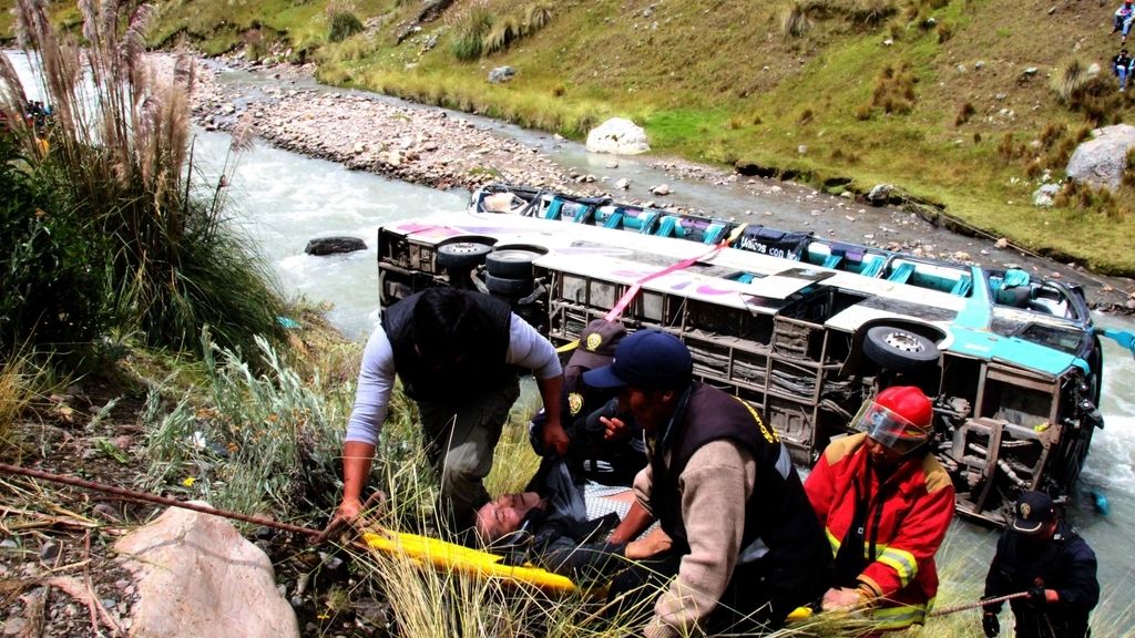 Al menos 23 muertos en Perú tras caer un autobús a un río