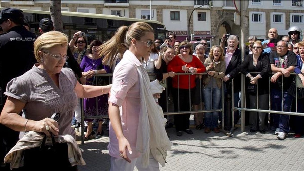 María José Campanario y su madre Remedios Torres (i), a su llegada esta tarde a la Audiencia Provincial de Cádiz, donde ha dado comienzo el juicio de la "Operación Karlos". EFE