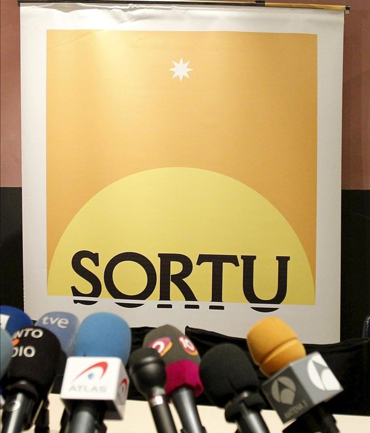 Logotipo de Sortu, fotografiado durante una rueda de prensa. EFE/Archivo