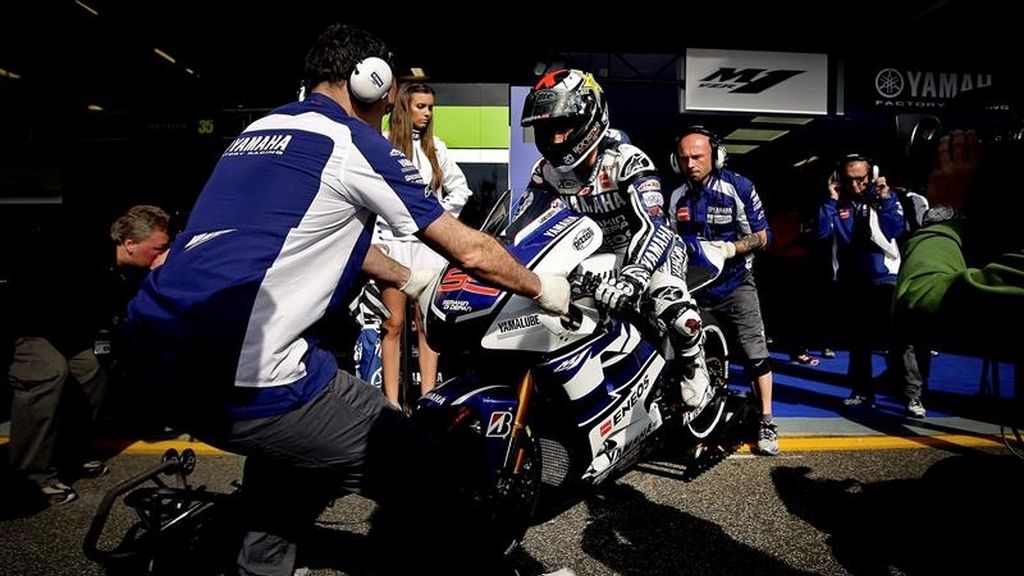 Jorge Lorenzo se prepara para el calentamiento