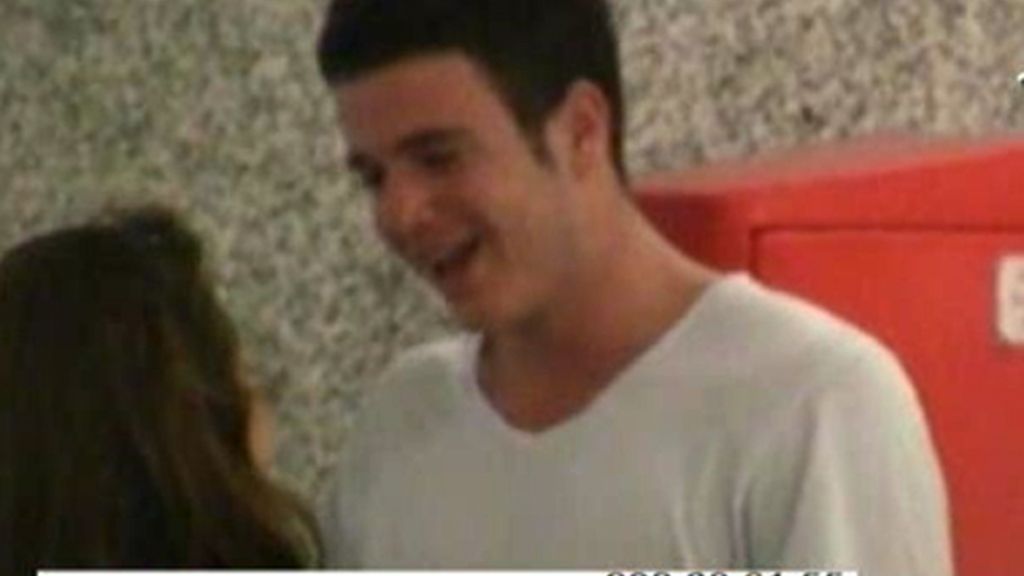 Alex Lequio y Andrea Guasch, mimos en el aeropuerto