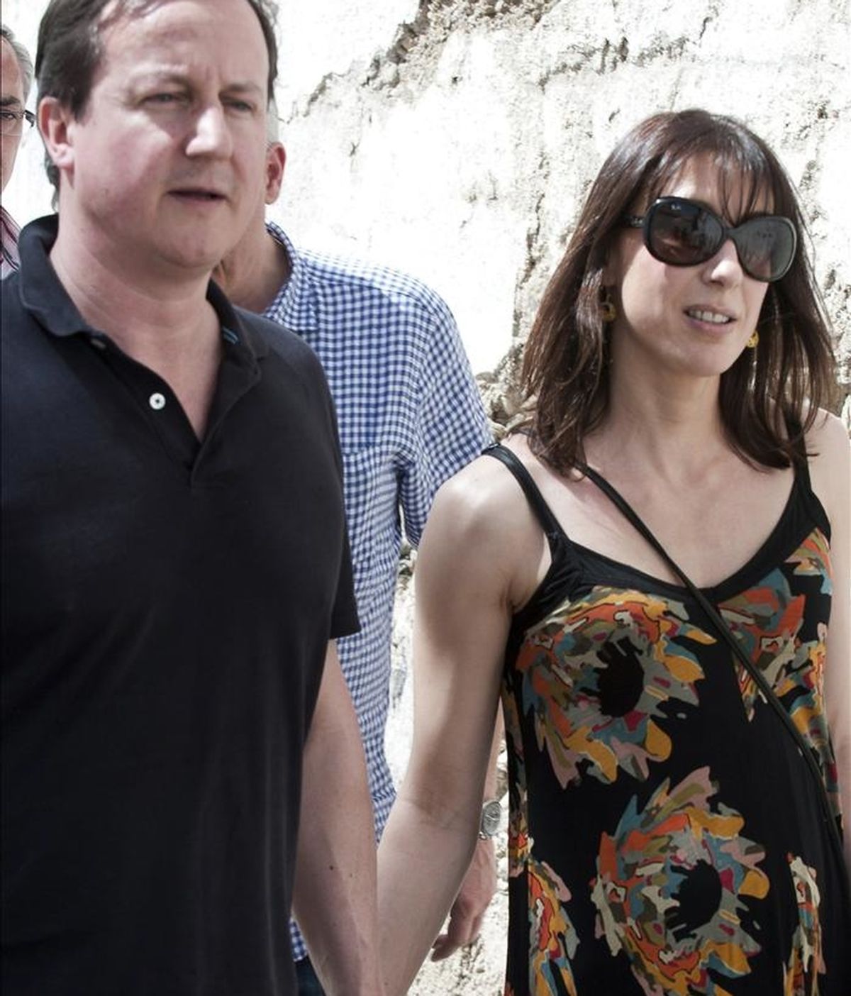 El primer ministro británico, David Cameron, y su mujer, Samantha, paseando por el barrio del Realejo en Granada, donde se alojan durante su visita privada. EFE