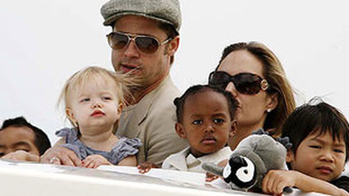 Brad Pitt y Angelian Jolie con algunos de sus hijos en una imagen de archivo.