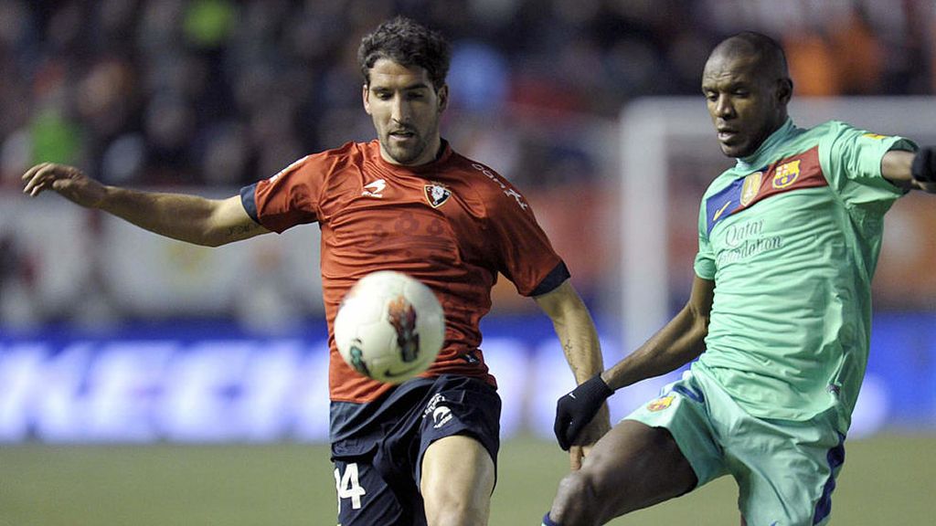 Raúl García pelea un balón con Abidal Raúl García pelea un balón con Abidal