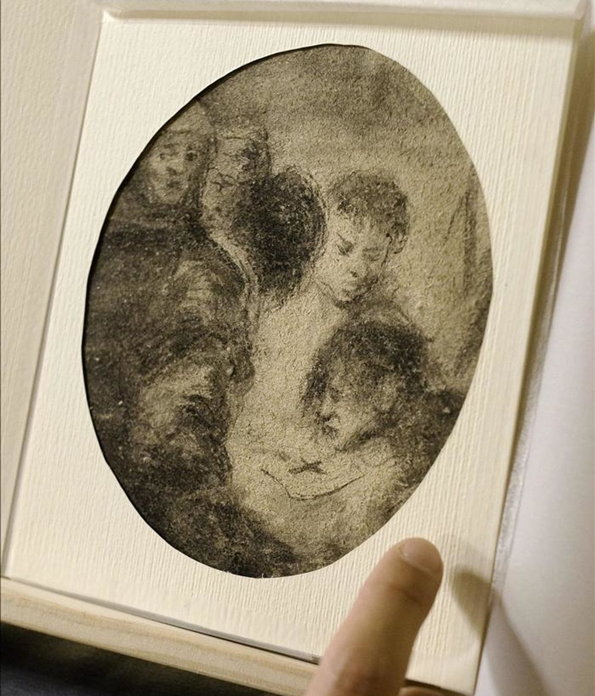 Vista de la obra "Escena de la Inquisición", de entre 1800 y 1828, atribuida al pintor aragonés Francisco de Goya, que ha sido presentada hoy por la Fundación Rafael Masó en el Ayuntamiento de Girona, procedente de una donación. EFE