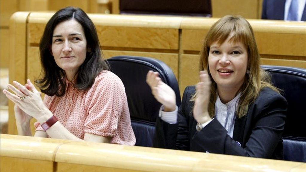 Las ministras de Cultura, Ángeles González-Sinde (i), y Sanidad, Política Social e Igualdad, Leire Pajín (d), aplauden la intervención del presidente del Ejecutivo, José Luis Rodríguez Zapatero, durante la sesión de control al Gobierno esta tarde en el pleno del Senado. EFE