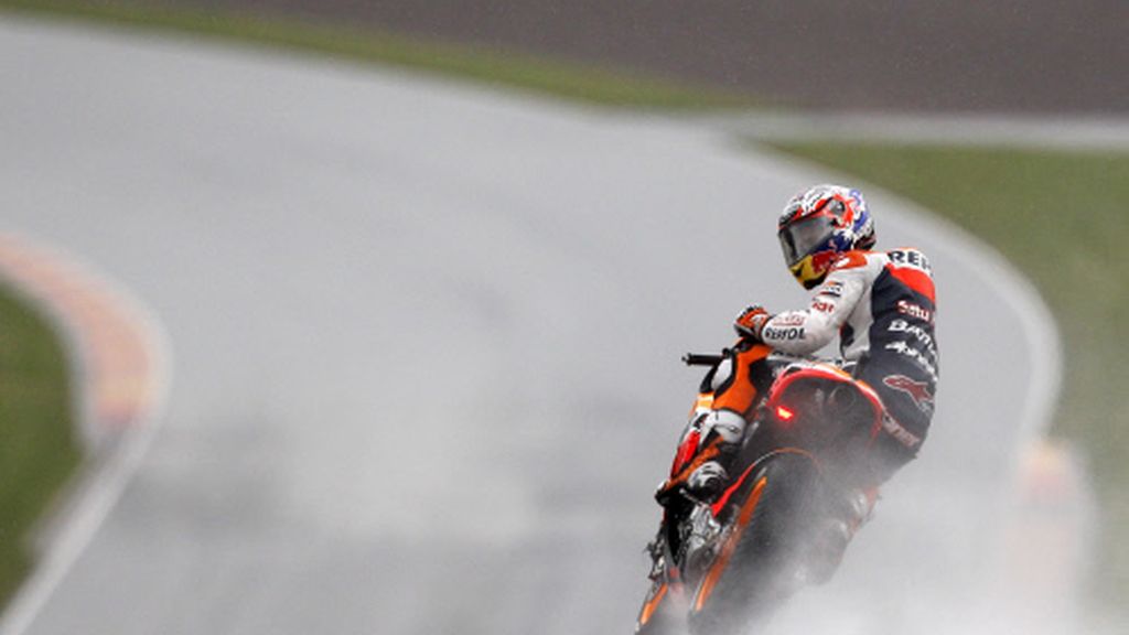 Casey Stoner mira hacia atrás durante la mojada clasificación en Sachsenring