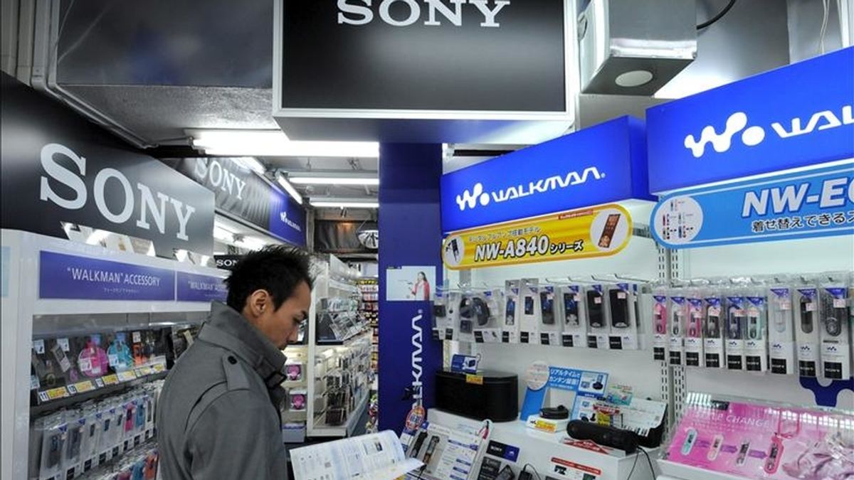 Sony explicó que la brecha en los sistemas de seguridad de Sony Online Entertainment (SEO) se produjo entre el 16 y el 17 del mes pasado y dejó expuesta la información personal no bancaria de 24,6 millones de cuentas de clientes. EFE/Archivo
