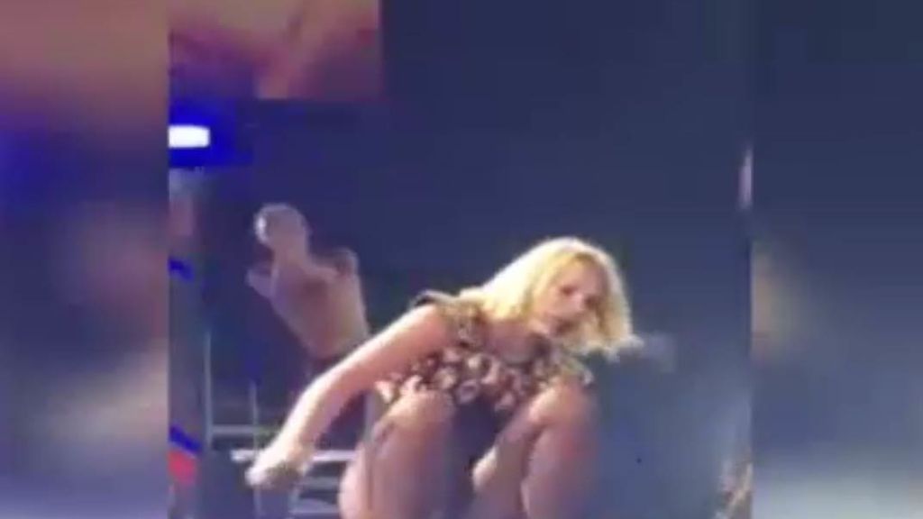 La caída de Britney Spears en pleno concierto