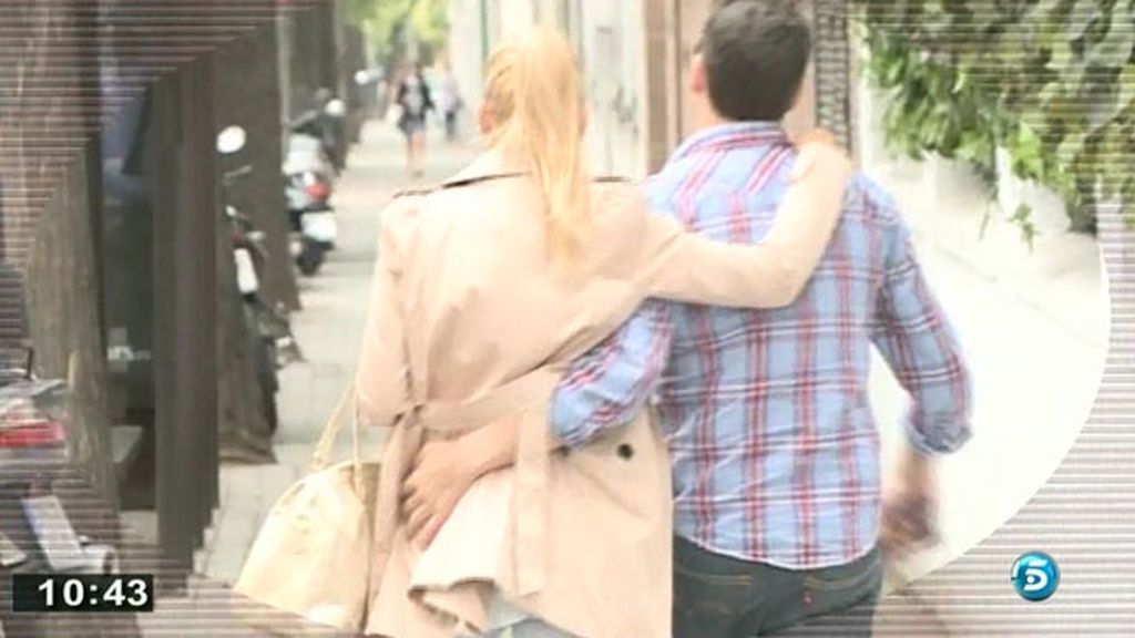 La pareja se ha dejado ver muy cariñosa camino a la consulta