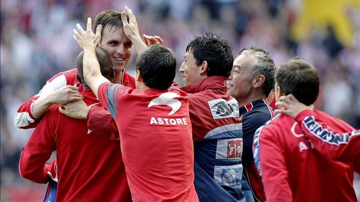 El centrocampista del Sporting de Gijón Ayoze García (i) celebra su gol, primero de su equipo, durante el partido, correspondiente a la trigésima quinta jornada del Campeonato Nacional de Liga de Primera División, que ha enfrentado al conjunto rojiblanco con el Deportivo de La Coruña en el estadio de El Molinón. EFE