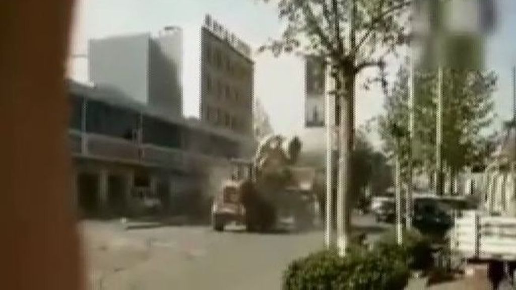 Sorprendente pelea de excavadoras en plena calle