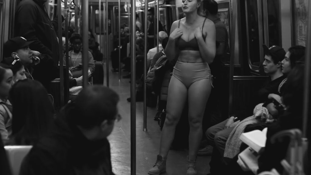 Se desnuda en el metro de Nueva York para protestar contra la vergüenza corporal