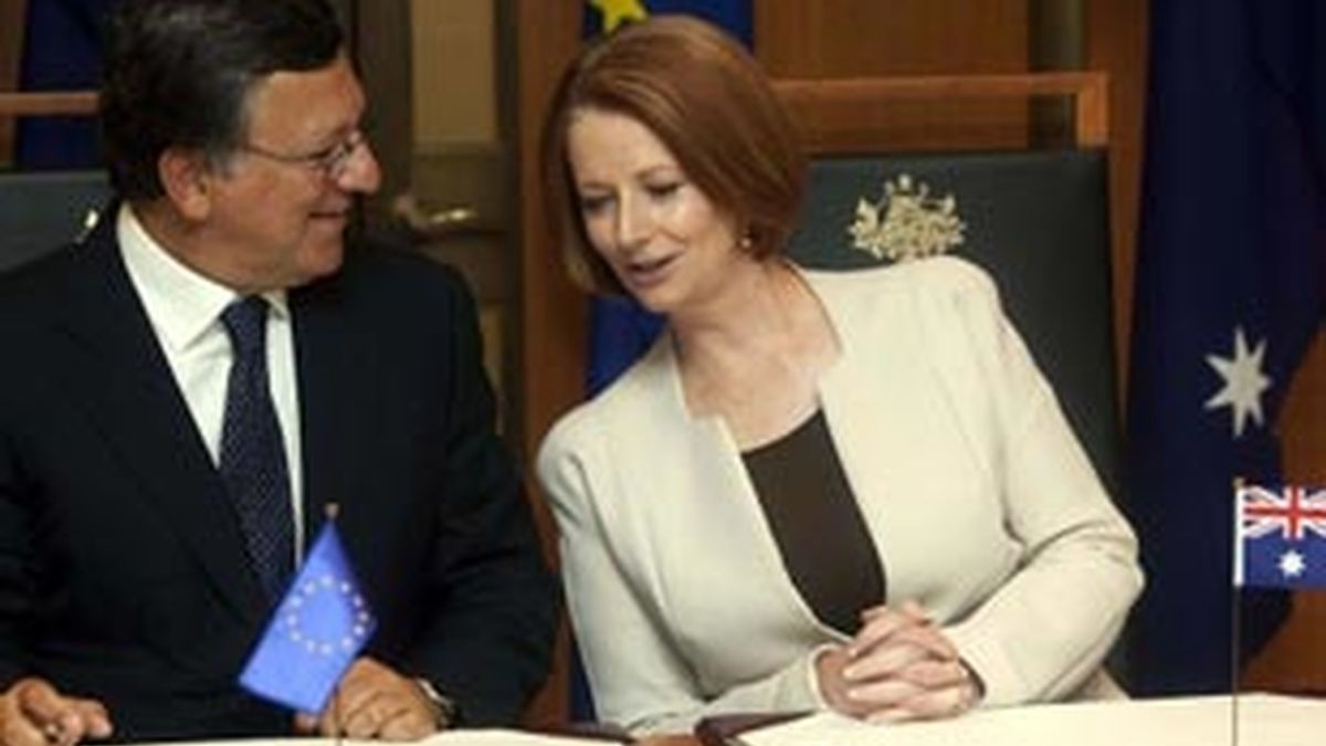 José Manuel Durao Barroso, junto a la primera ministra australiana, Julia Gillard. Foto: Reuters