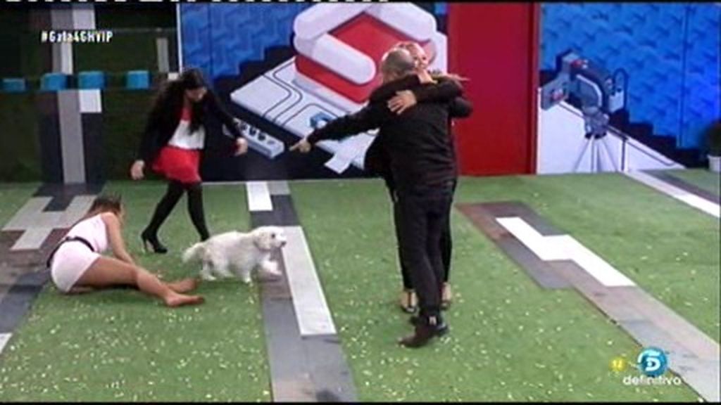 Laura Cuevas se pega un 'culetazo' mientras saluda al perro de Víctor Sandoval