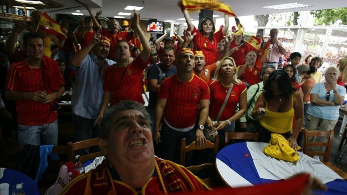 Centenares de españoles residentes en Caracas (Venezuela) durante los festejos por una victoria de su selección de fútbol. EFE/Archivo