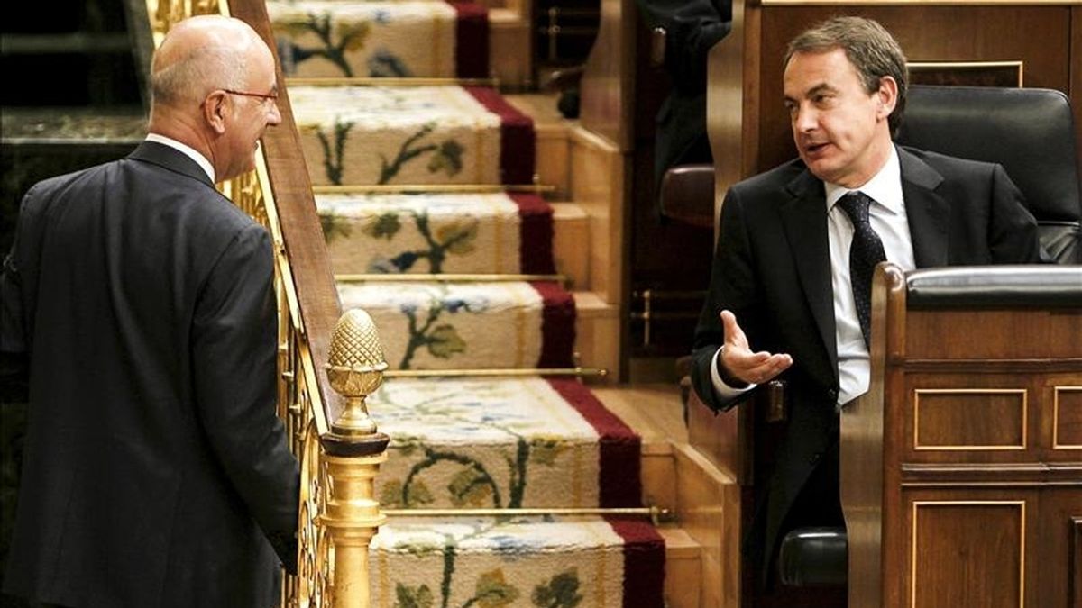 El presidente del Gobierno, José Luis Rodríguez Zapatero (dcha), conversa con el portavoz de CiU en el Congreso, Josep Antoni Durán i Lleida, durante la sesión de control que se desarrolló hoy en la Cámara. EFE