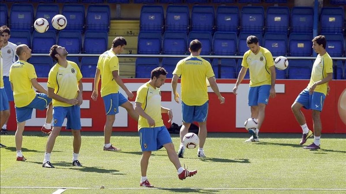 Santi Cazorla (c) durante el entrenamiento del Villarreal hoy en el campo de El Madrigal, previo al partido de la Liga Europa que le enfrentará mañana al Oporto. EFE