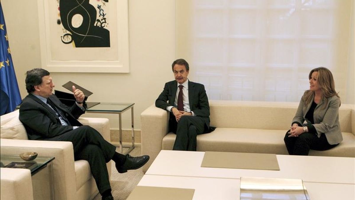 El presidente del Gobierno español, José Luis Rodríguez Zapatero (c), y la ministra de Asuntos Exteriores, Trinidad Jiménez, con el presidente de la Comisión Europea, José Manuel Durao Barroso, durante la reunión celebrada esta tarde en el palacio de la Moncloa. EFE
