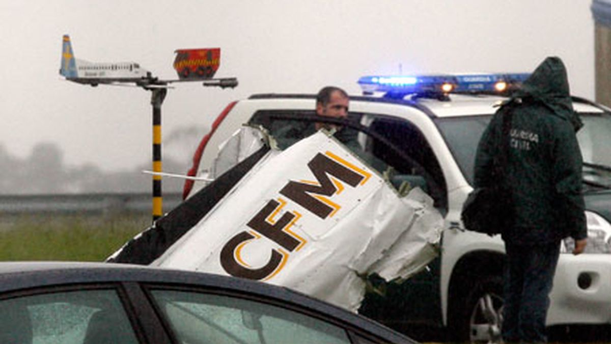 Agentes de la Guardia Civil, junto a los restos de una de las avionetas accidenteadas en el aeropuerto. Vídeo: Informativos Telecinco.