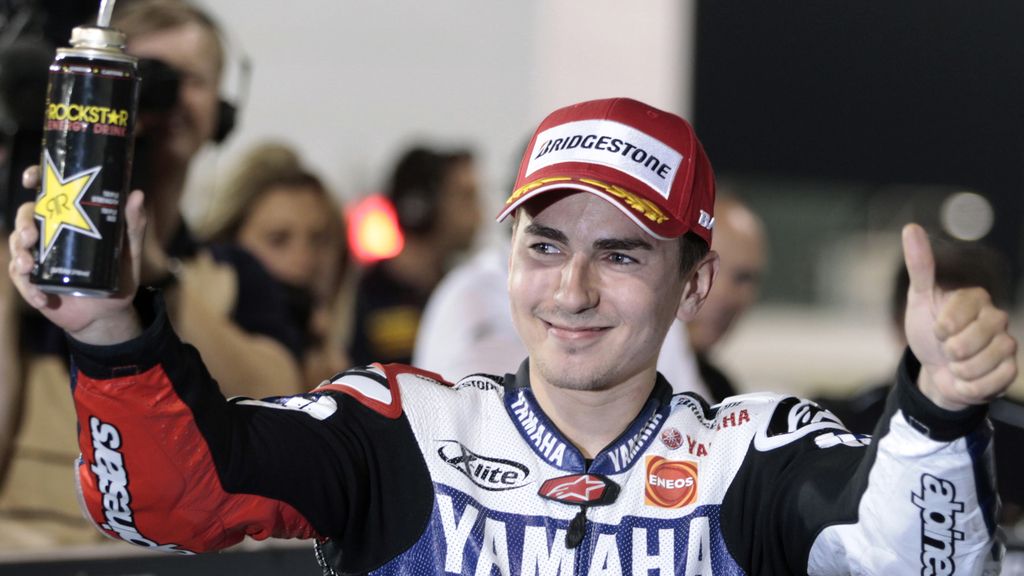 Lorenzo celebra la pole conseguida en el circuito de Losail