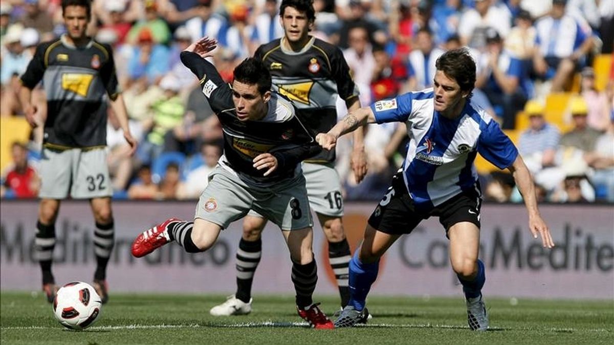 El delantero del RCD Espanyol José Callejón (i) pelea un balón con el defensa del Hércules Abraham Paz, en su partido correspondiente a la trigésima primera jornada de la liga en Primera División en el estadio José Rico Pérez. EFE