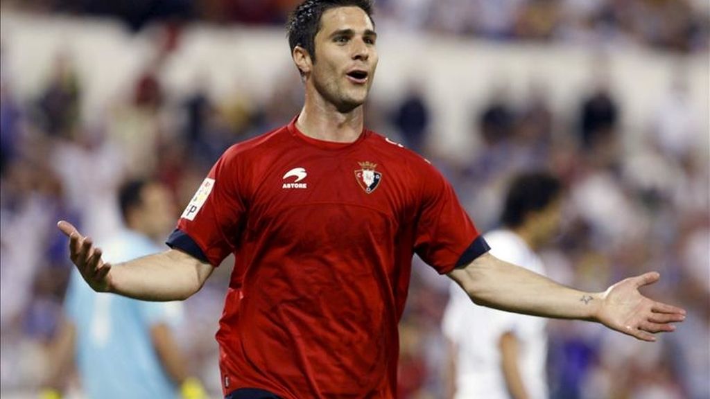 El delantero de Osasuna Kike Sola celebra su gol, tercero de su equipo, durante el partido, correspondiente a la trigésima quinta jornada del Campeoanto Nacional de Liga de Primera División, que enfrentó al conjunto rojillo con el Real Zaragoza en el estadio de La Romareda. EFE